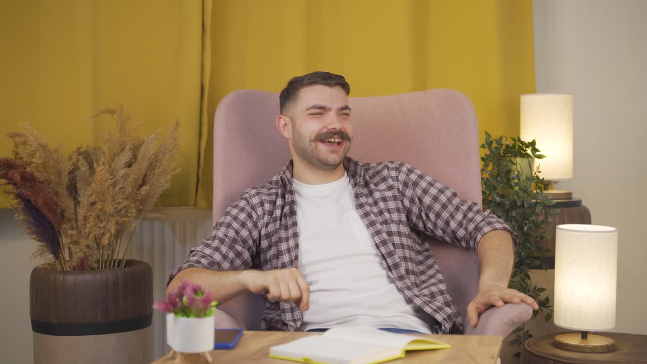 hombre animado y enérgico.