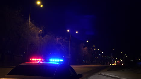 coche de policía por la noche