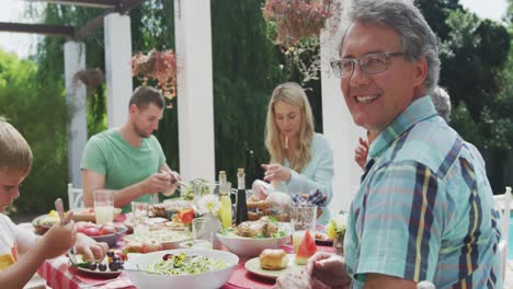 Glückliche-Familie,-Die-Zusammen-Am-Tisch-Isst