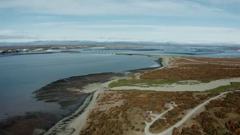 Drohnenwagen-In-Richtung-Brücke-Auf-Der-Berühmten-Isländischen-Ringstraße,-Die-Borgarfjörður-überquert