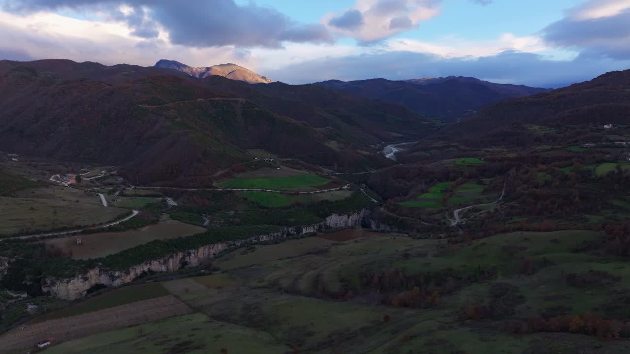 Dronebilde av Osumi-kløften med klipper og frodig vegetasjon, Albania