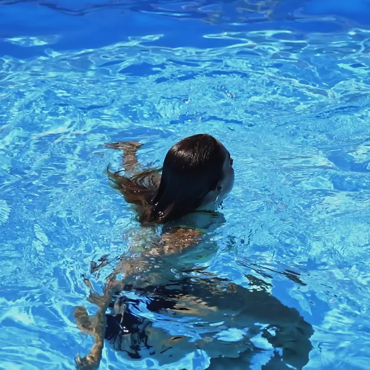 mujer nadando en la piscina