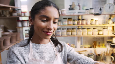 Porträt-Einer-Jungen-Afroamerikanischen-Töpferin,-Die-Im-Keramikatelier-Den-Henkel-An-Der-Tasse-Befestigt