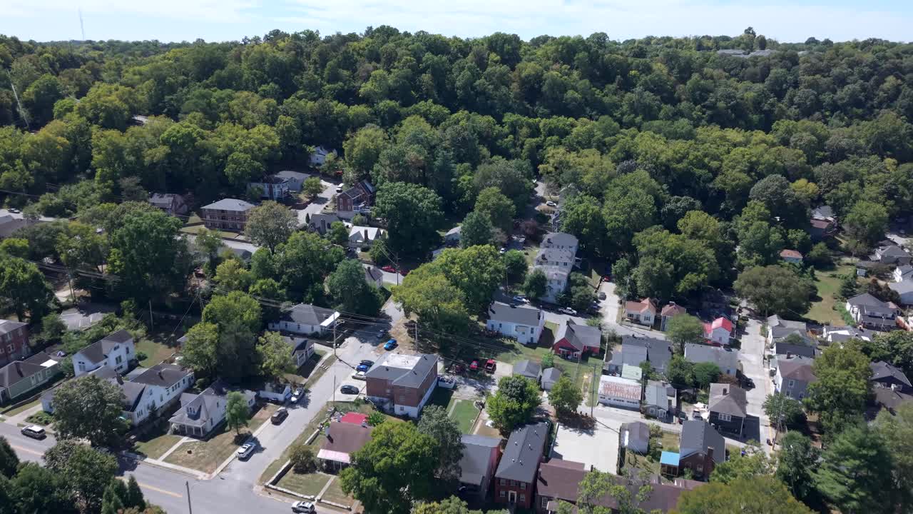 Kentucky, sobrevoo de um bairro com casas de classe média cercadas por árvores, vista aérea