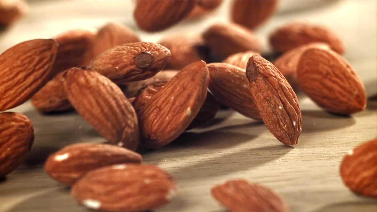 Amandes crues tombant et rebondissant au ralenti