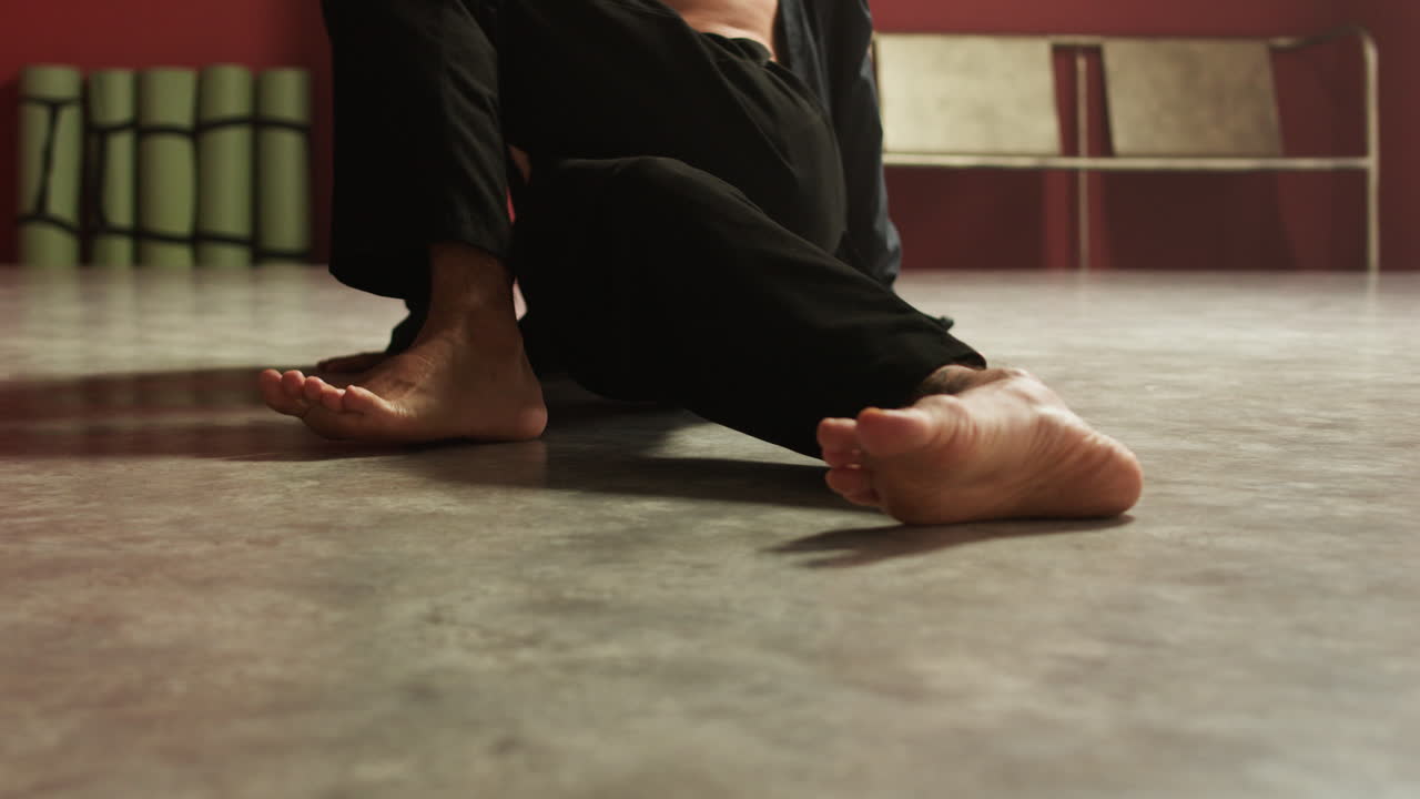 바닥에서 움직이는 라틴 댄서