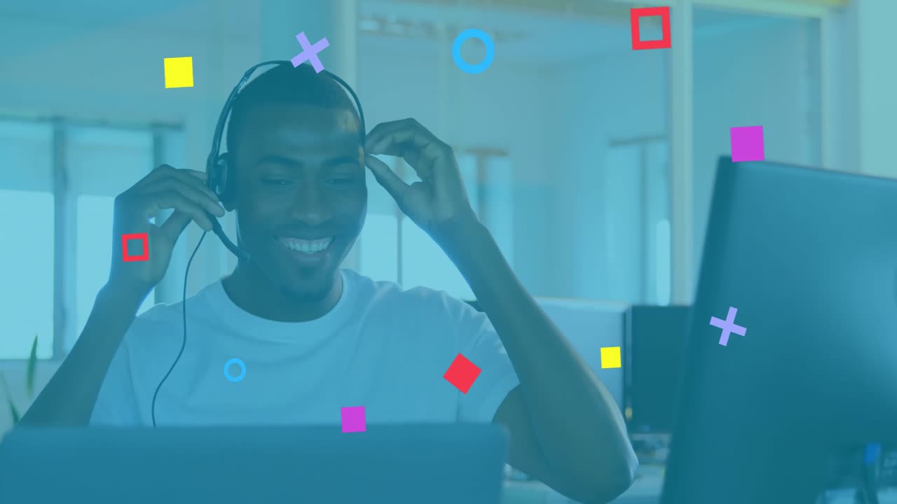 Mann nimmt Headset ab, um einen Tech-Anruf zu starten, passt Mikrofon an, während bunte Formen umherschweben.