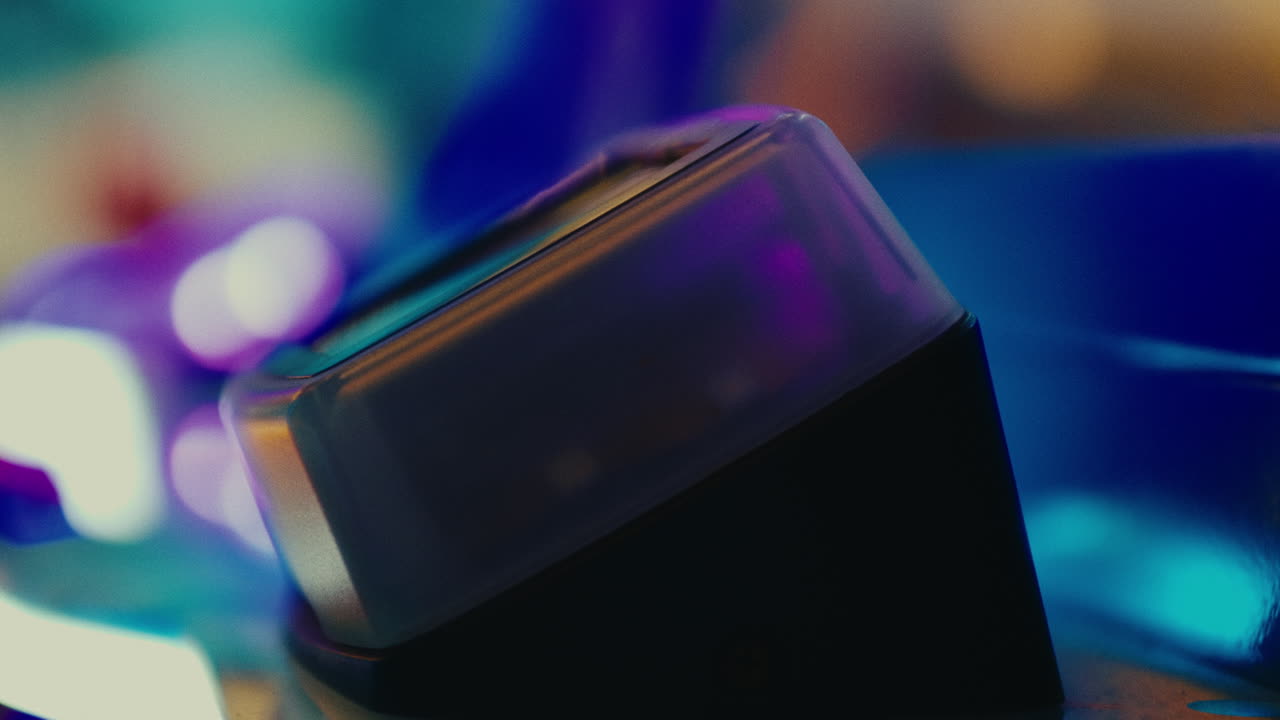 conceptos de jugadores de videojuegos, luz led azul parpadeando alrededor de un controlador en una sala de juegos