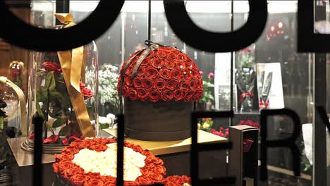 la calle ginza de tokio por la noche, una hermosa rosa roja