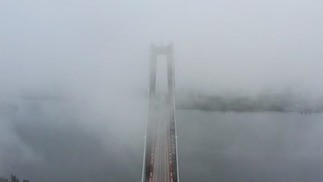 Neblige-Hochküstenbrücke-In-Nordschweden