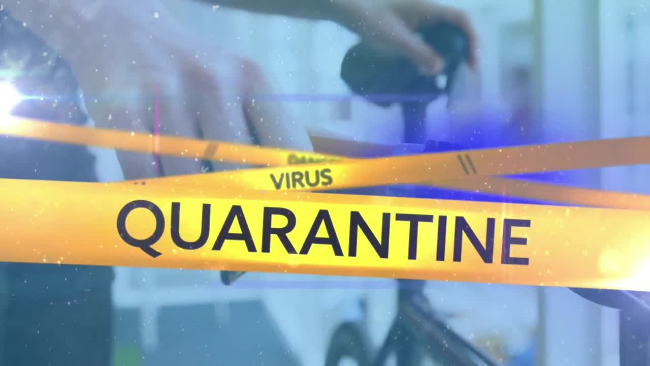 자전거를 들고 있는 여자 위에 있는 경고 텍스트의 애니메이션