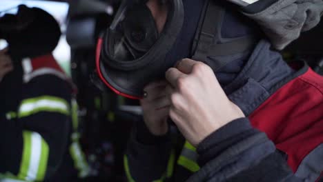 Bombero-Se-Prepara-Para-La-Misión-De-Rescate