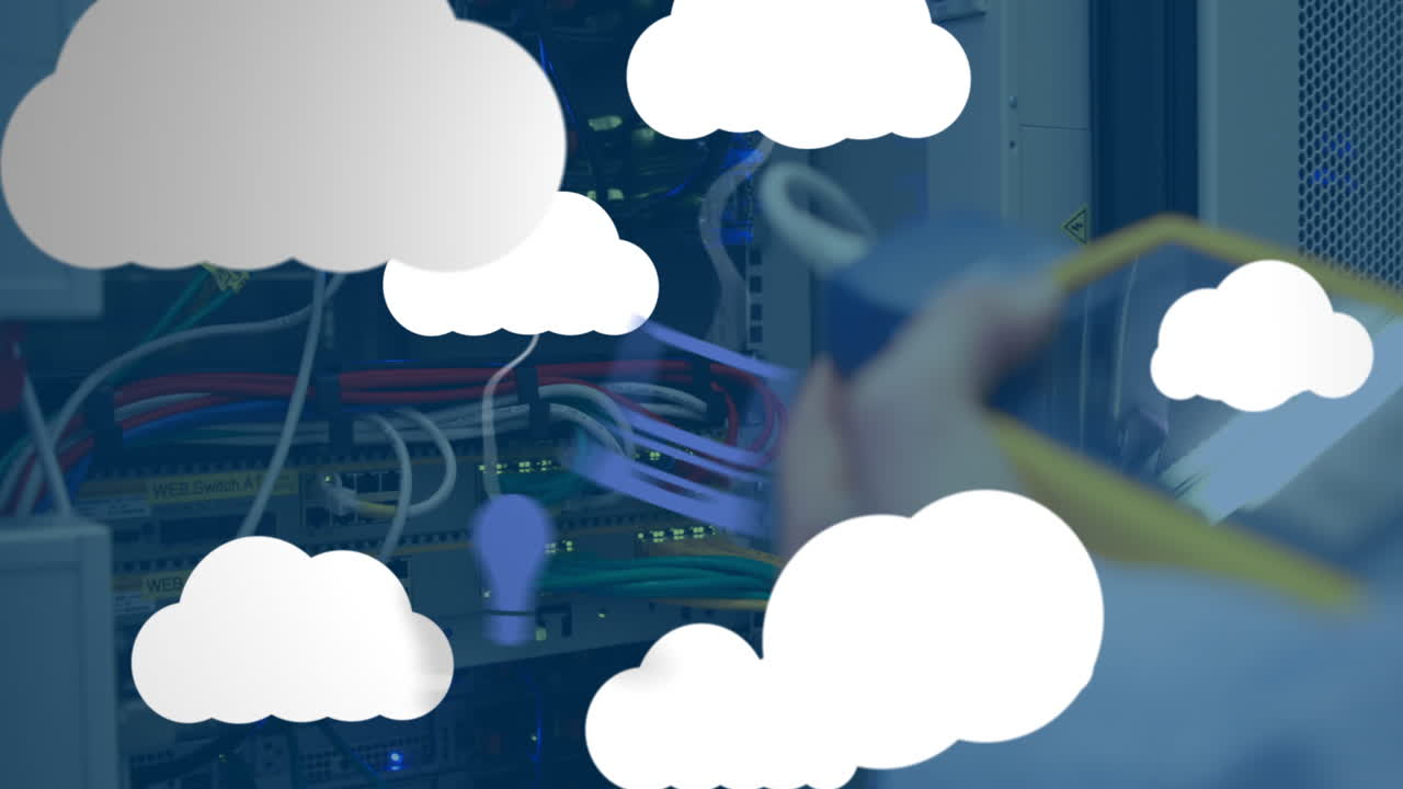 animación de iconos de nubes sobre una trabajadora caucásica inspeccionando la sala del servidor