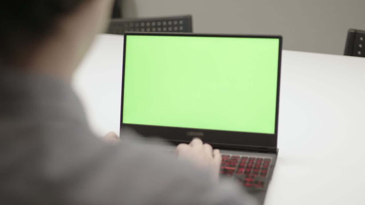 녹색 화면으로 노트북 기술을 사용하는 젊은 사업가