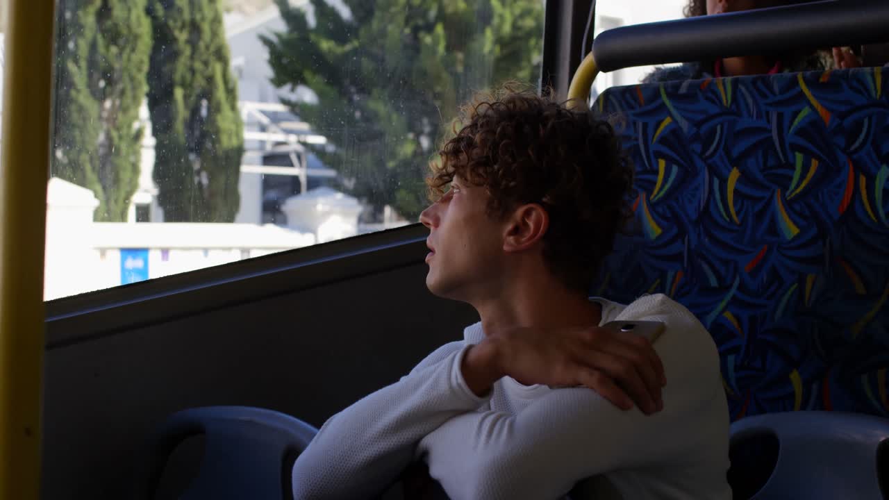 Passageiro de autocarro a olhar pela janela 4k