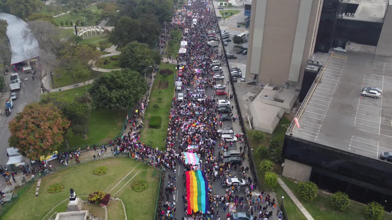 video de drones de personas en la calle reunidas para celebrar el mes del orgullo en lima, perú.
