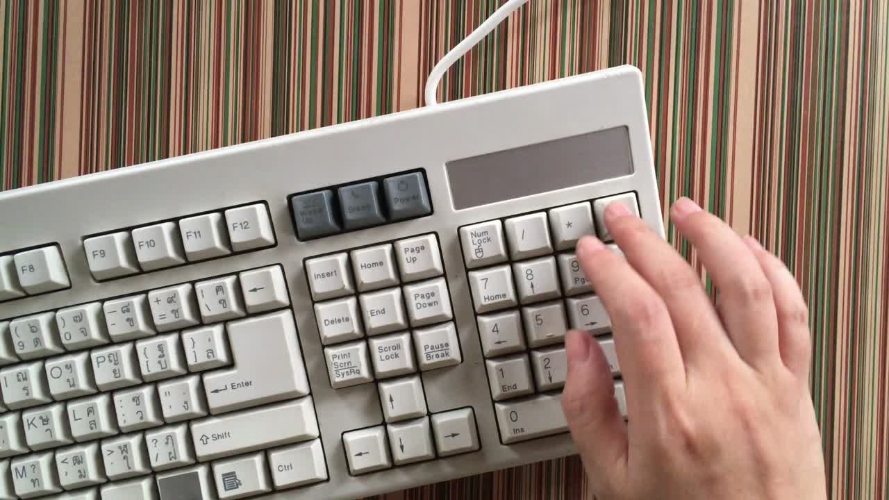 손으로 타이핑하고 컴퓨터 키보드에서 작업하는 것