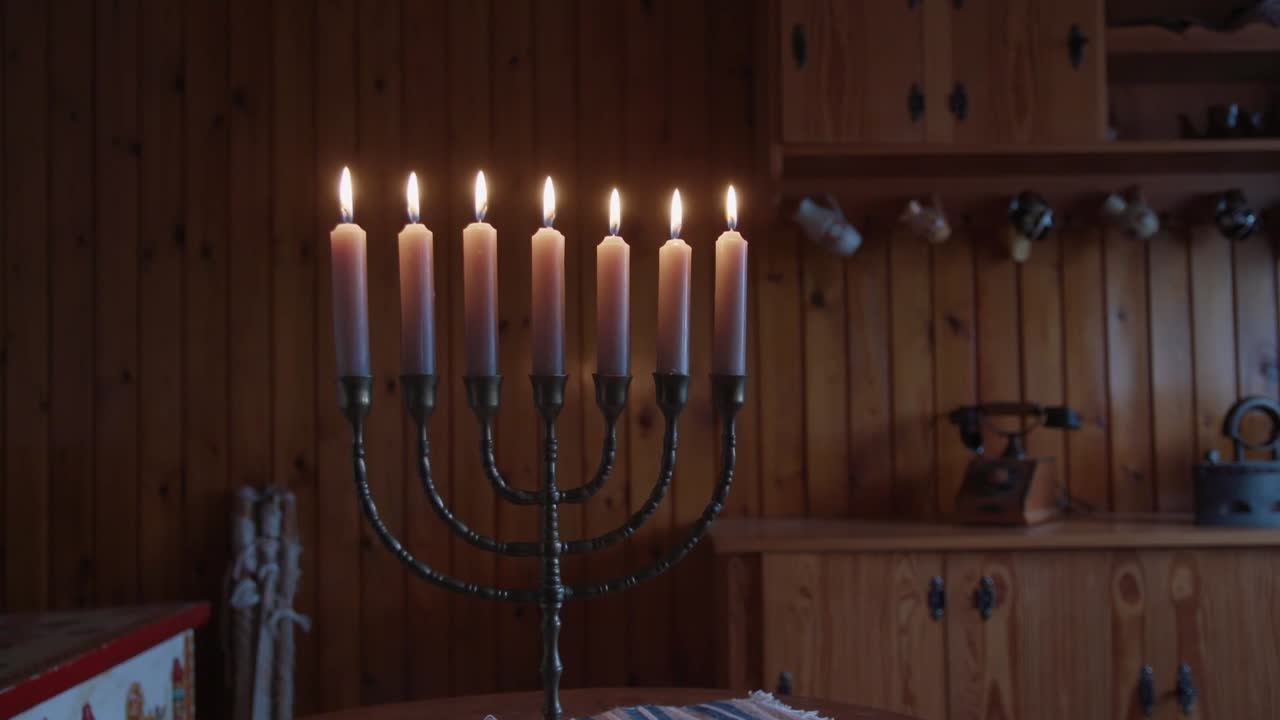 Jüdischer Leuchter mit Kerzen während Chanukka, in einem alten Holzraum
