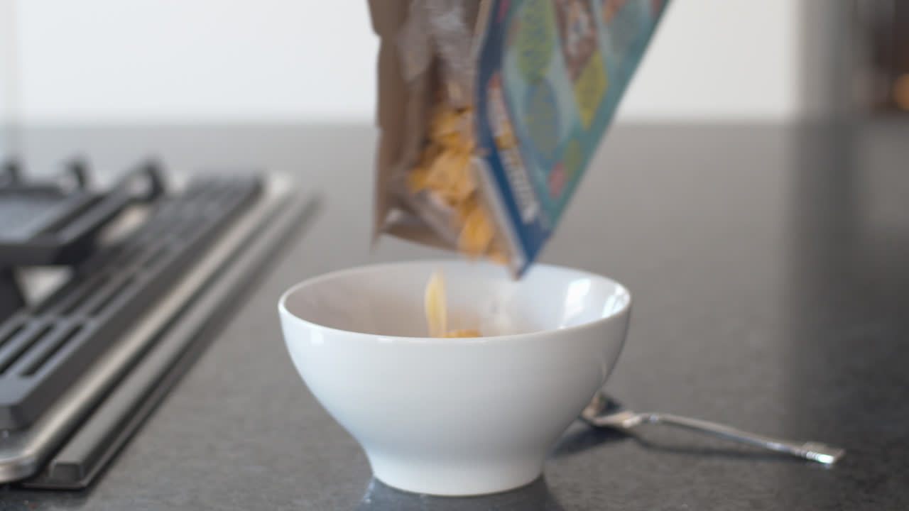 cereal que se vierte en un tazón