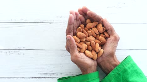 almendras en las manos