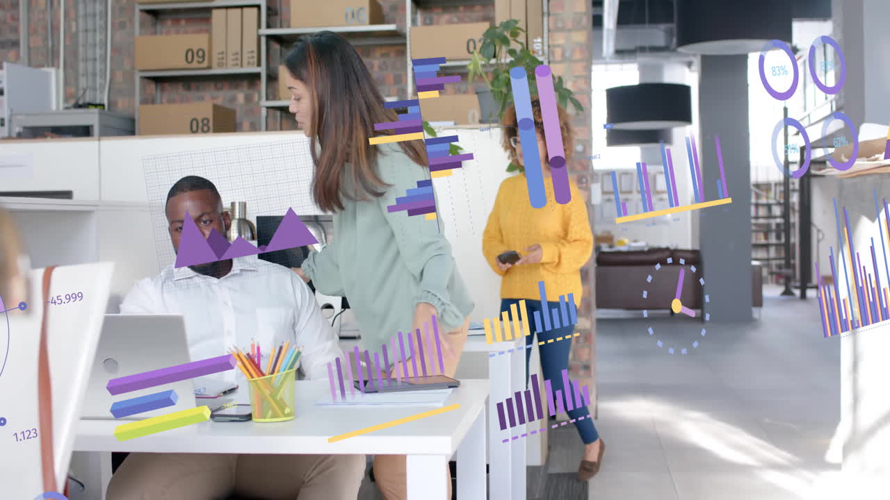 animación del procesamiento de datos financieros sobre diversas personas de negocios en la oficina