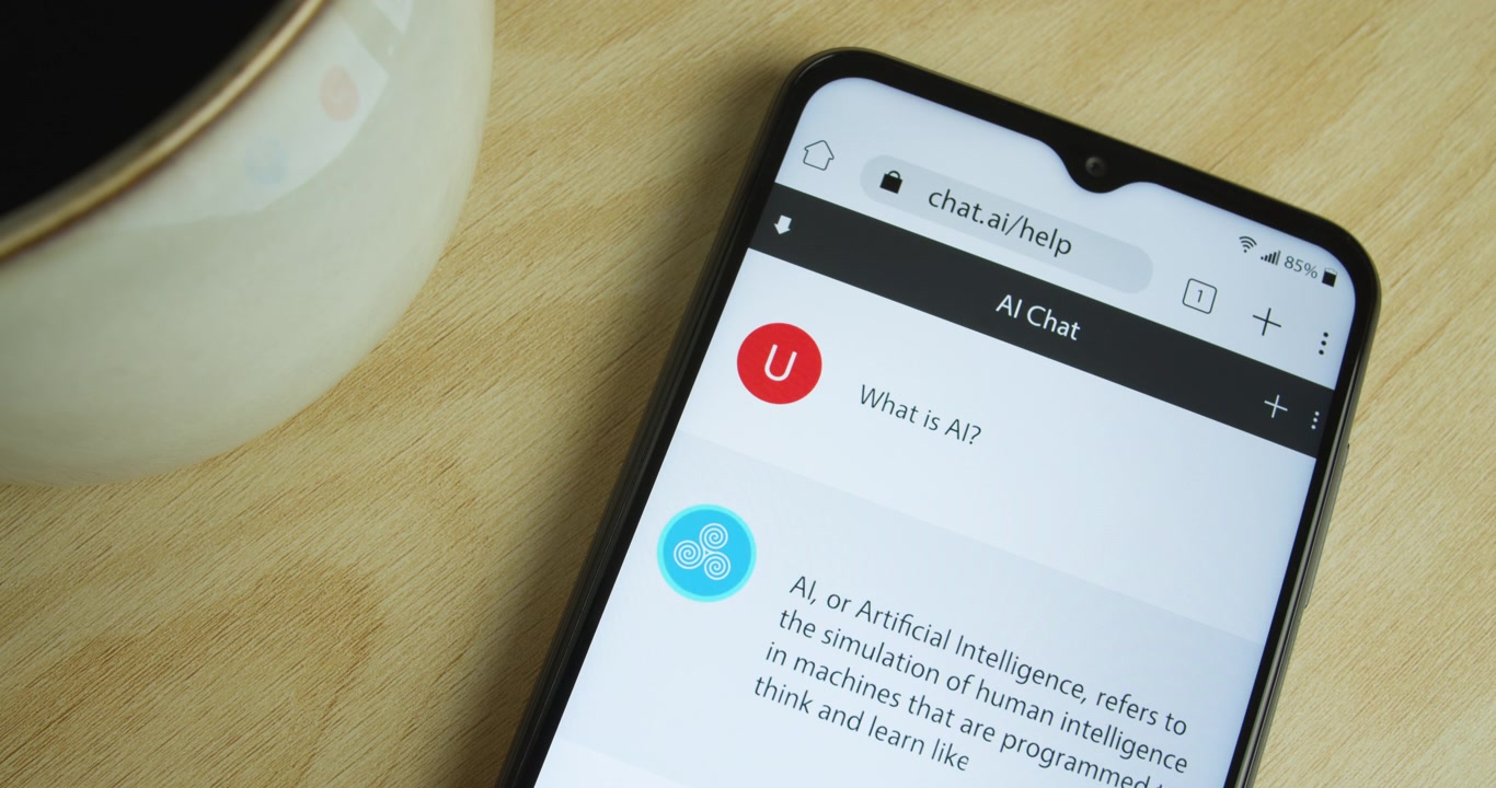 Intelligenza Artificiale - App chatbot AI su smartphone - Interfaccia telefono e app royalty-free - Primo piano, caffè - "Cos'è l'IA?"
