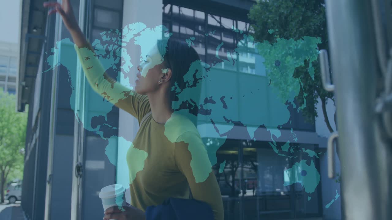 animación del mapa del mundo sobre una mujer con café para llevar en la ciudad en el fondo