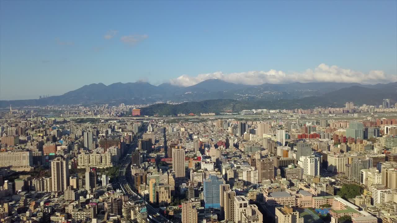 타이베이의 은 날, 타이베이 시 교통 거리, 강변, 공중 파노라마 4k