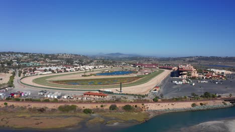 Toma-Aérea-Sobre-El-Hipódromo-Del-Mar-Junto-A-La-Playa-De-Solana-En-California