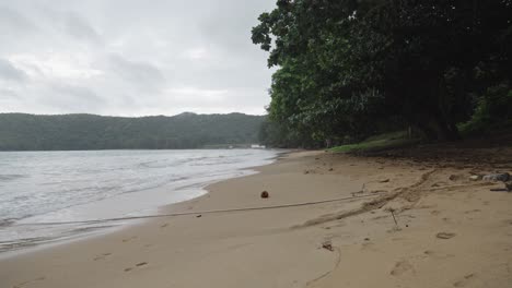 Blick-Auf-Den-Strand-Von-Dam-Trau-Und-Die-Wellen,-Die-An-Einem-Bewölkten-Tag-In-Con-Dao,-Vietnam,-In-Die-Küste-Rollen