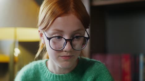 una adolescente estudiando en una biblioteca