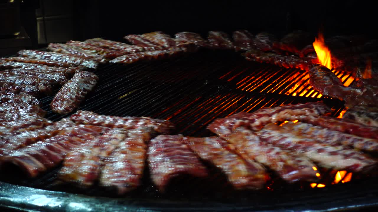 Costine di maiale arrostite sul fuoco, barbecue