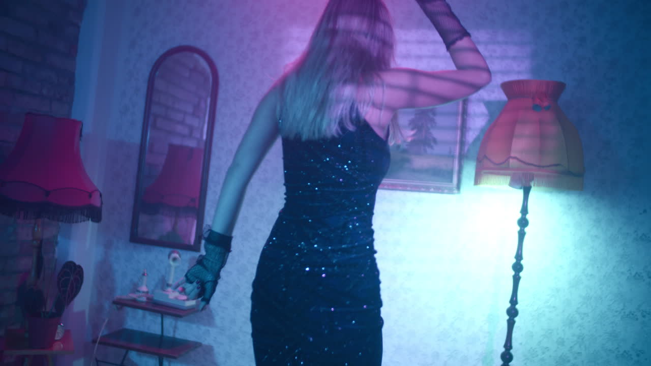 Donna che balla in una stanza illuminata al neon