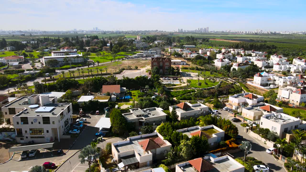 770 restaurado no meio de Kfar Chabad, uma sinagoga copiada de Nova York para Israel no meio de um assentamento religioso.