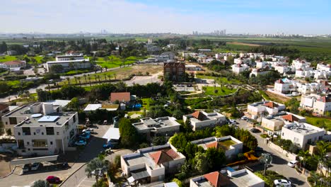 770 restaurado en medio de kfar chabad, una sinagoga copiada de nueva york a israel en medio de un asentamiento religioso