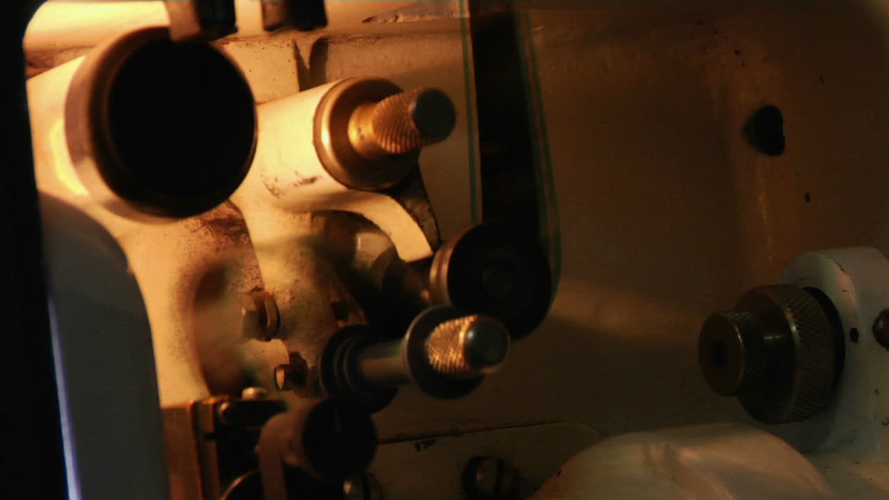 영사기 1을 통해 필름이 빠르게 감깁니다.