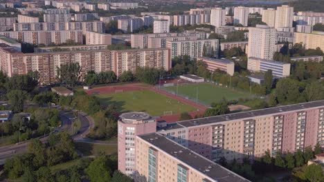 Campo-De-Deportes-Del-Paisaje-Urbano-En-Medio-De-Edificios-De-Gran-Altura