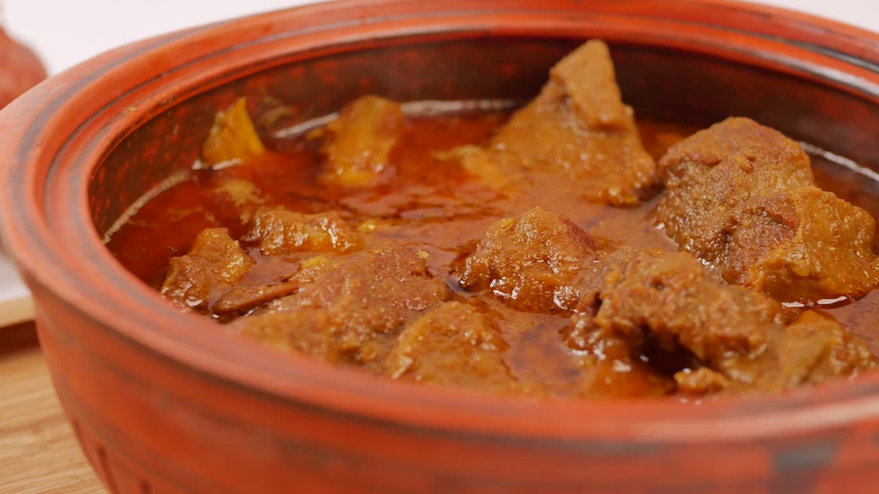 masala de cordero de curry indio tradicional en un tazón en la mesa