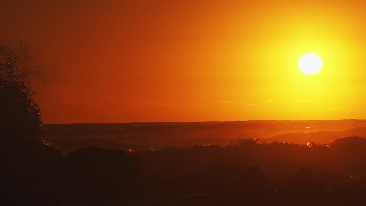 золотое солнце заходит над бурными морскими волнами, разбивающимися о скалы - статический кадр