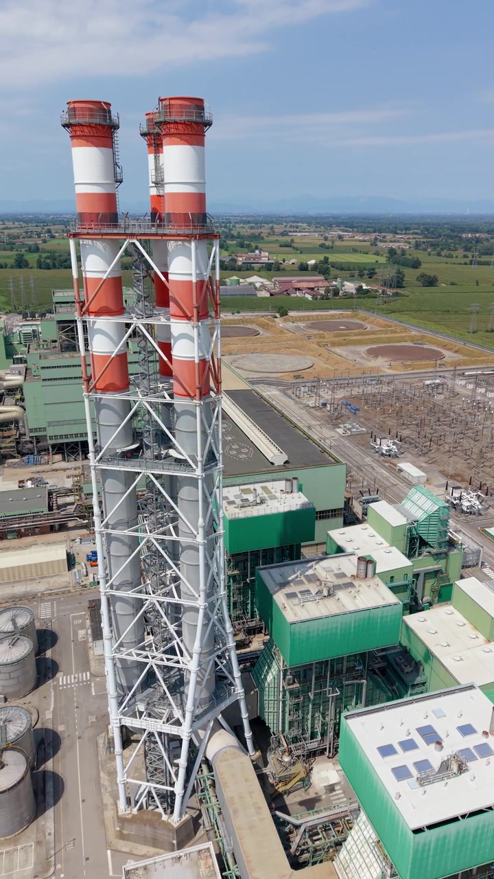 Vista aérea de la central eléctrica de Tavazzano y Montanaso en Lombardía, mostrando infraestructura energética a gran escala e instalaciones industriales que sirven a la red eléctrica de Italia