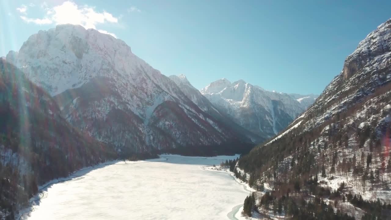 Lago del Predil, Tarvisio - İtalya: Karla kaplı kış masalı dağ manzarasında donmuş bir alp gölü.