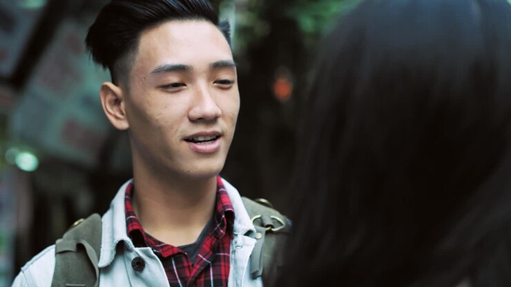 都市で会うベトナム人カップルのハンドヘルドビュー