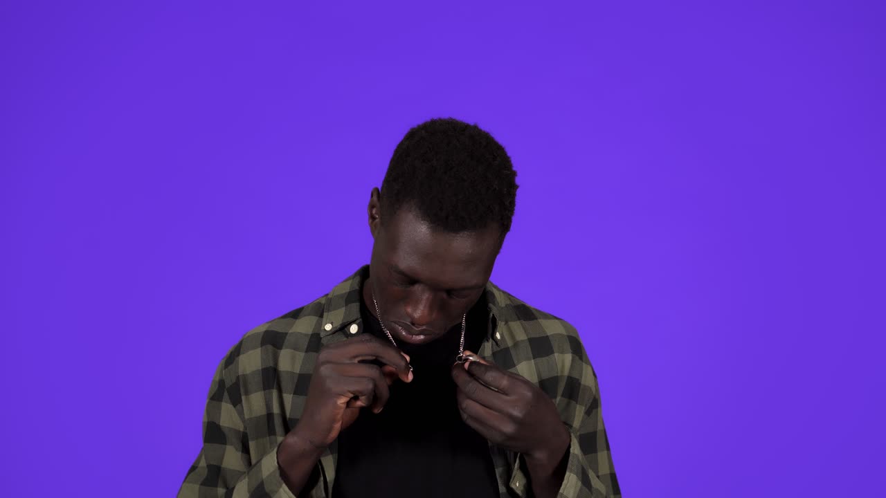 파란색 바탕에 있는 아프리카계 미국인 남자 초상화. 부, 허영, 자존심, 오만함. 캐주얼 옷을 입은 남자가 목에 달린 황금 체인을 닫으려고 한다