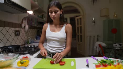 mujer cortando tomates en la cocina