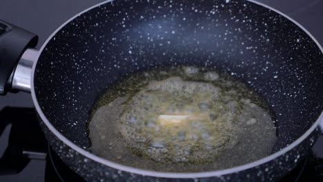 mantequilla derretida en una sartén