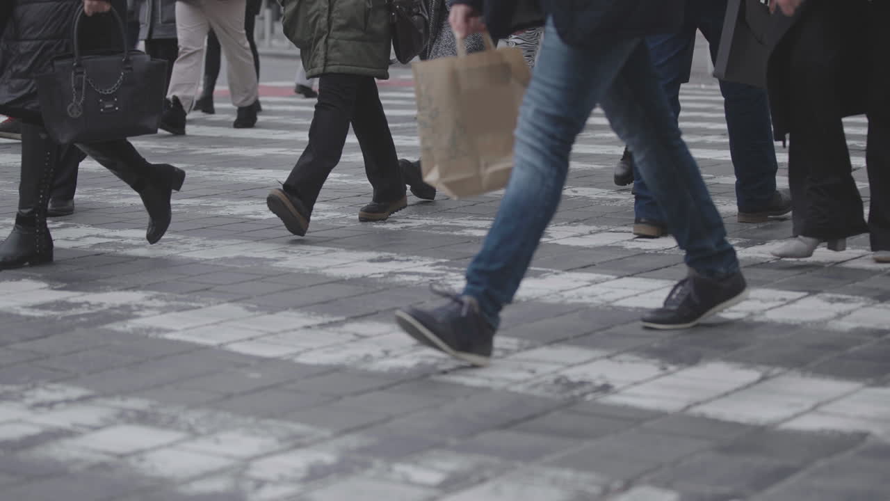 Persone che attraversano le strisce pedonali