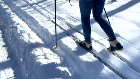 一名女子白天在黑色滑雪上滑雪 - - 低角度拍摄