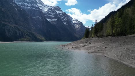 Lago-Alpino-Azul-Rodeado-De-Montañas-Nevadas