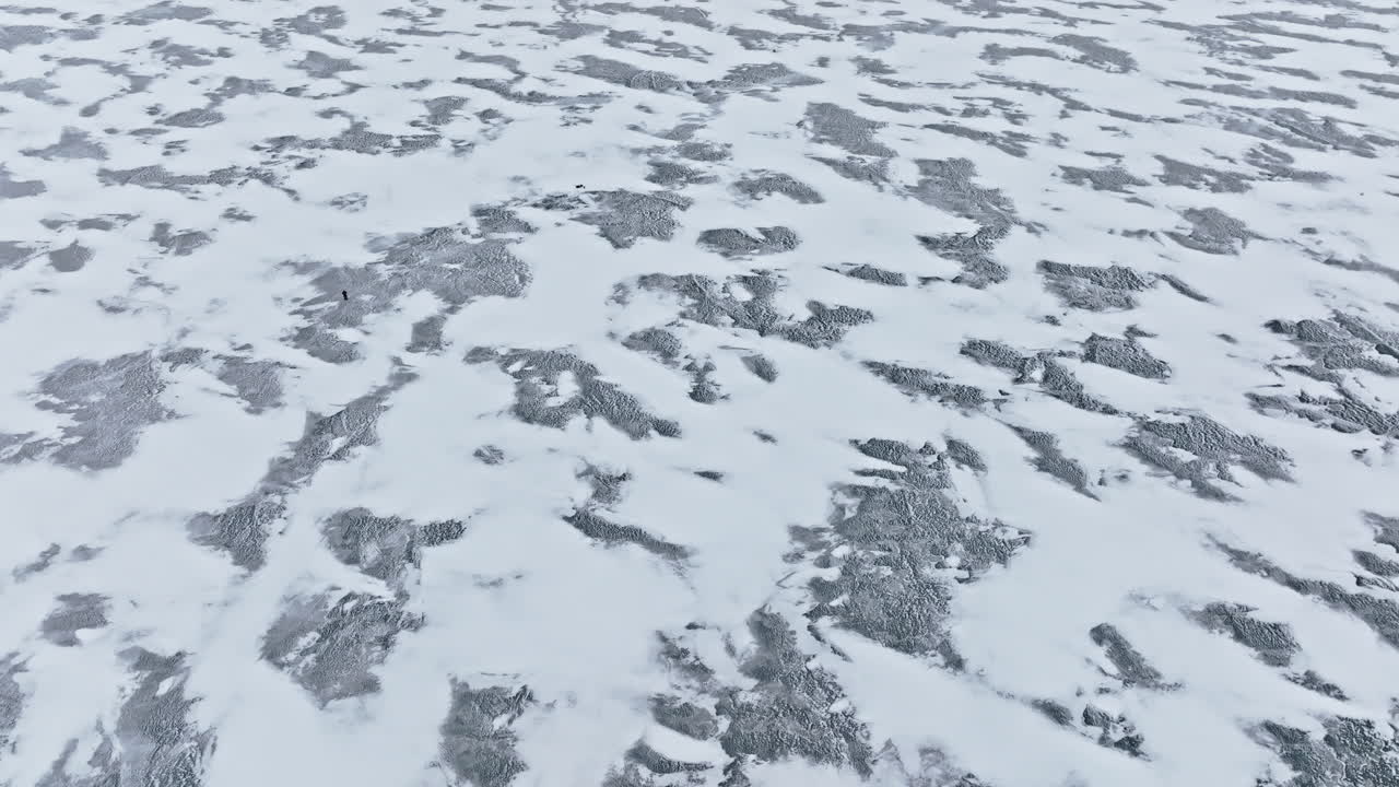 tomada de un avión no tripulado de las corrientes de nieve en el lago congelado de michigan