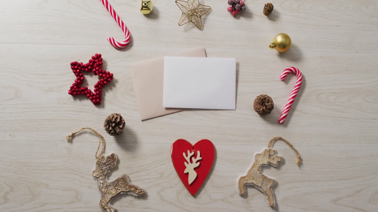 video de decoraciones de navidad con tarjeta blanca y beige sobre fondo de madera